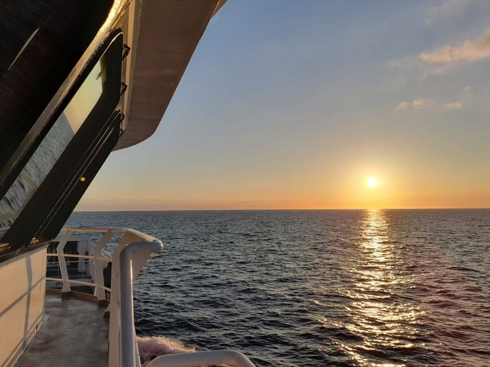 Sonnenuntergang über dem Meer, vom Schiff fotografiert