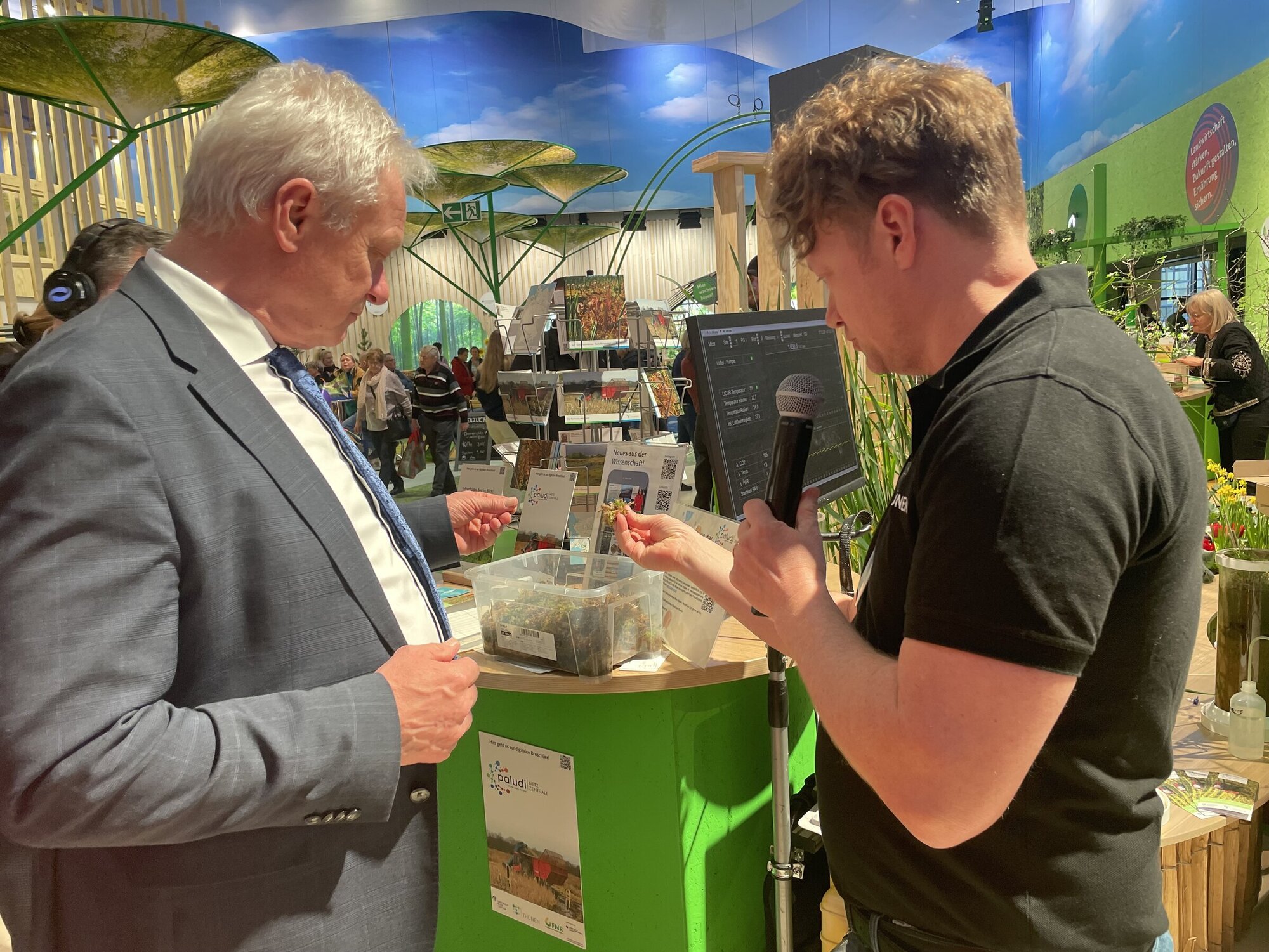 Bundeslandwirtschaftsminister Alois Rainer informiert sich am Stand des Thünen-Instituts für Agrarklimaschutz über Forschung zu Moorböden.