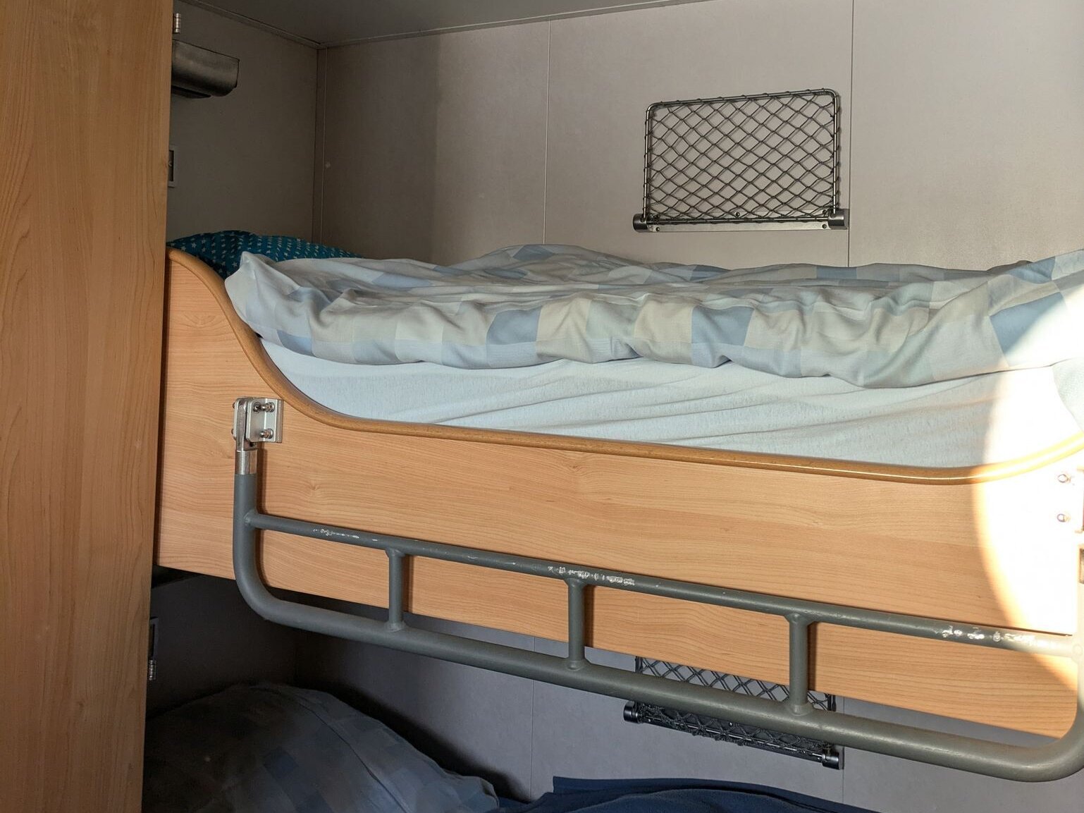 Die Kojen sind gerichtet Blick auf die Kojen in einer der Kammern