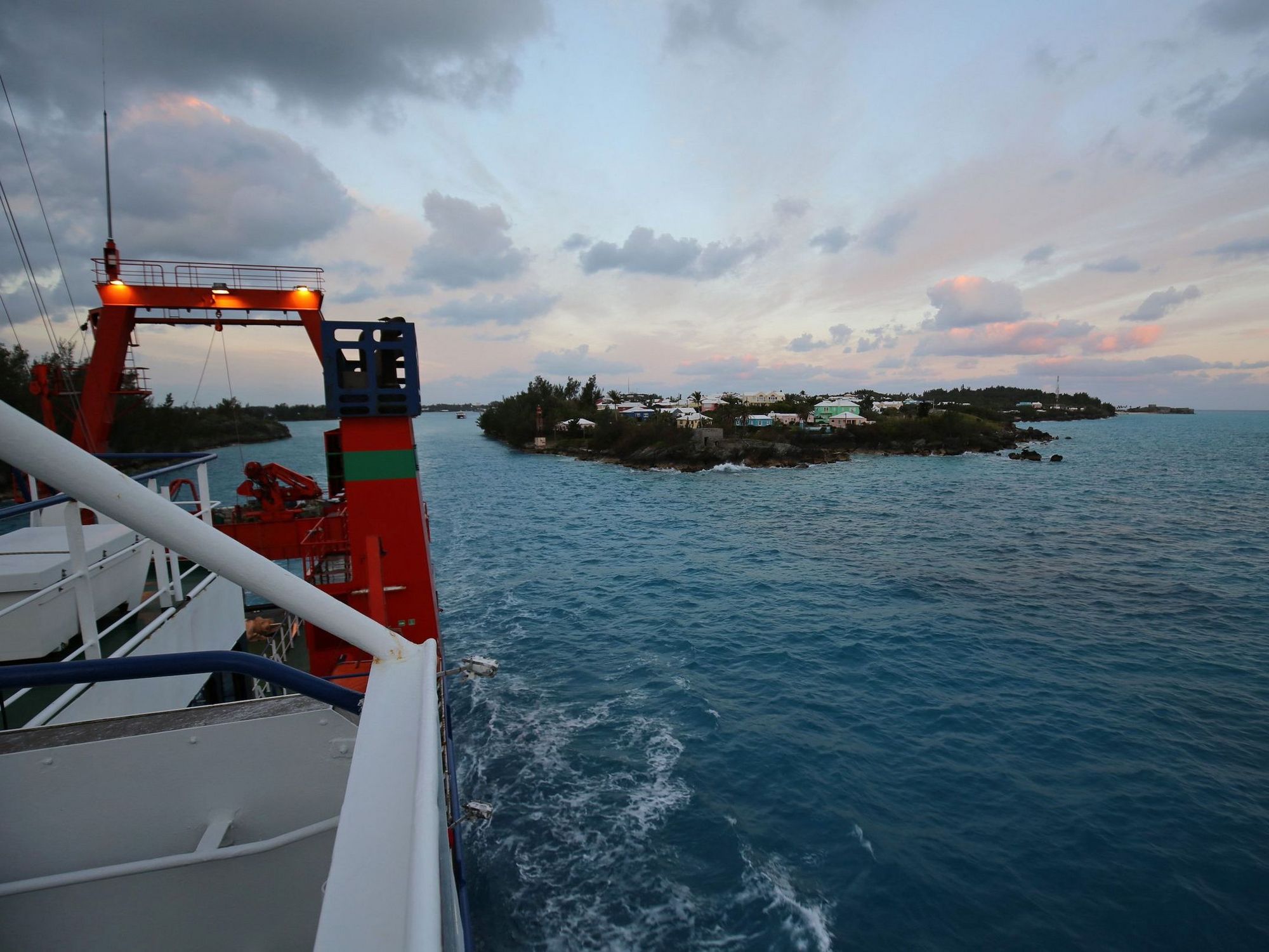 Blick vom Deck der Walther Herwig zurück nach St. George, Bermuda.
