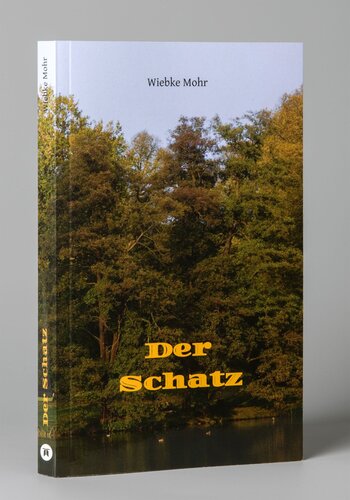 Das Buchcover besteht aus einem Waldfoto als Hintergrund und der mittig gesetzten gelben Schrift des Titels "Der Schatz".
