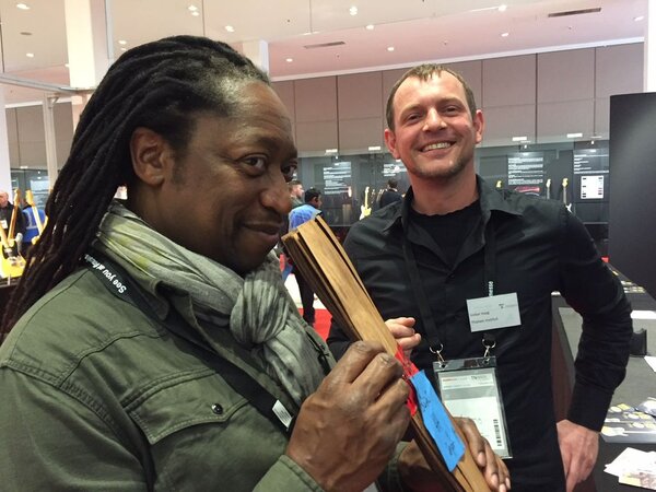 Bassist Darryl Jones am Stand des Thünen-Instituts: Manche tropische Hölzer haben einen charakteristischen Geruch