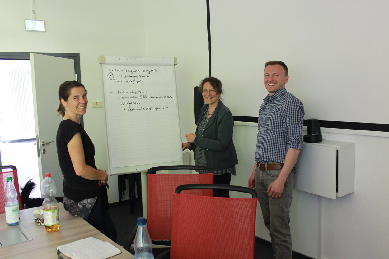 Dr. Anne-Kathrin Schwab, Prof. Dr. Christina Umstätter, and Andrii Besieda (from left to right) discussed requirements from agricultural practice.