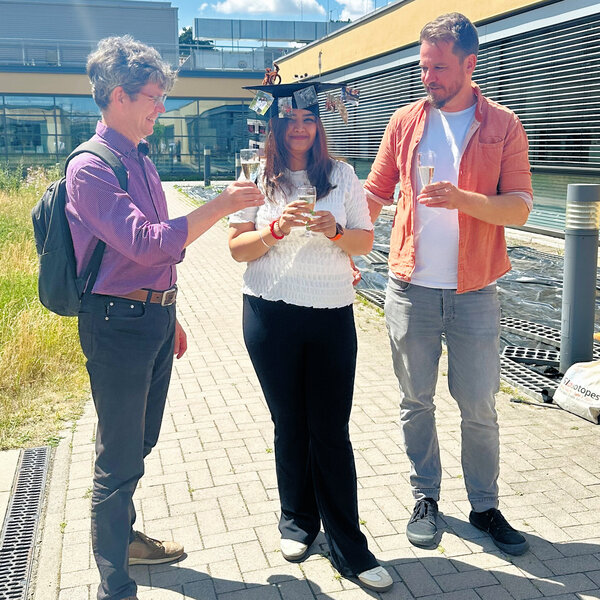 Neha Begill zusammen mit Axel Don und Christopher Poeplau