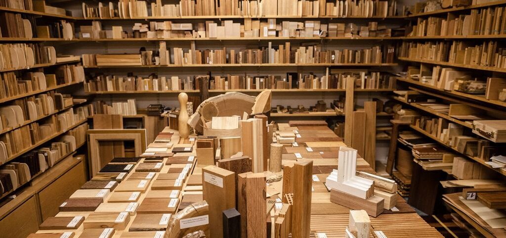 Blick in einen Raum mit Holzmustern vieler verschiedener Baumarten.