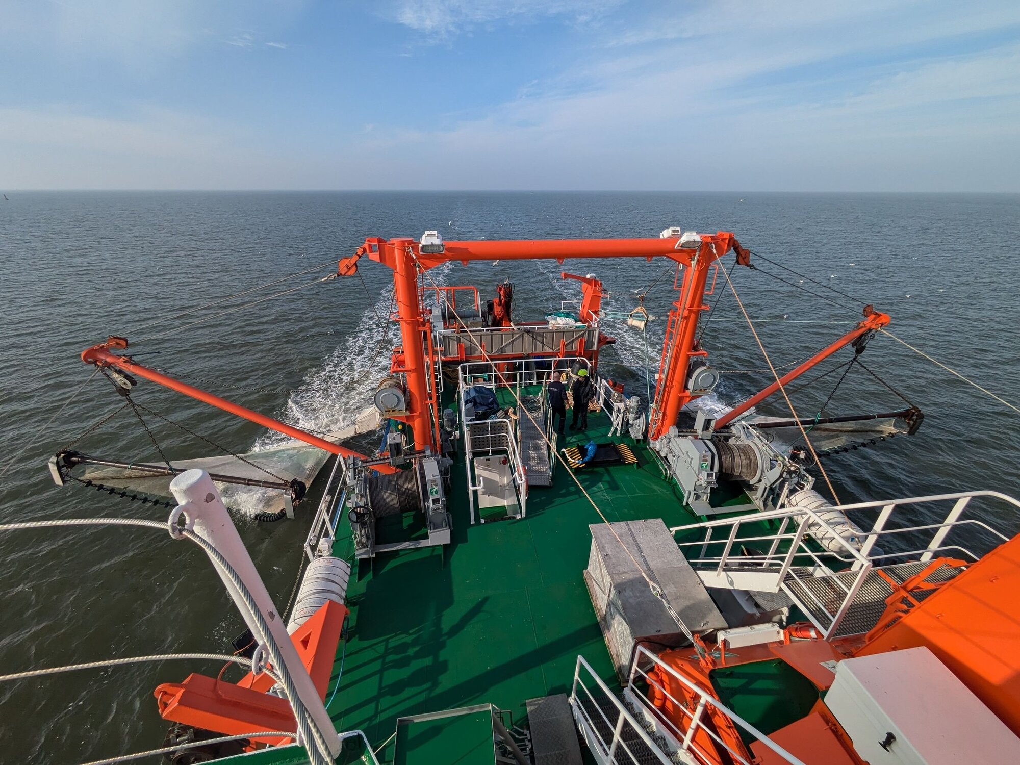 Vom Piledeck über der Brücke kann man beide Baumkurren sehen. Blick vom Deck auf die Solea mit ausgefahrenen Netzen.