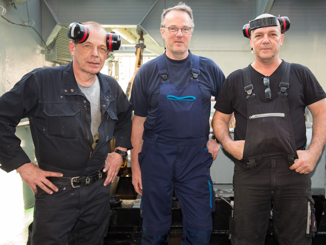 Drei der insgesamt sechs Maschinisten im Maschinenraum.