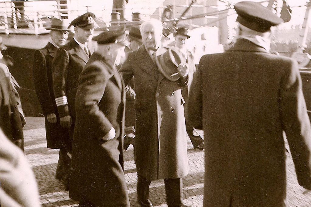 Bundespräsident Theodor Heuss bei der feierlichen Indienststellung der Anton Dohrn am 3. März 1955 in Bremerhaven