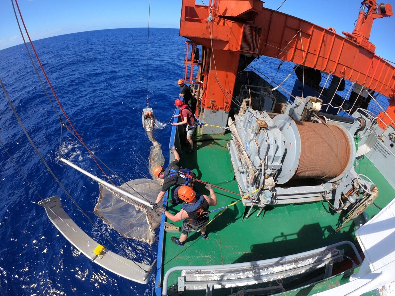 Das IKMT-Multinetz wird probehalber zu Wasser gelassen.