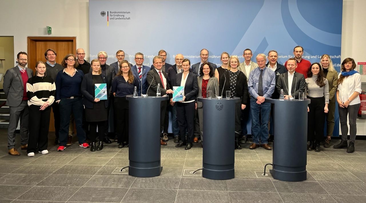 Gruppenfoto der Mitglieder der Leitbildkommission bei der Berichtsübergabe im BMEL.