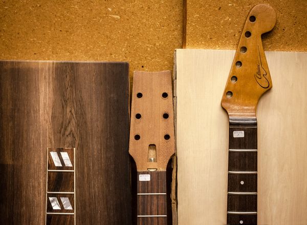 Holzstücke und zwei Gitarrenhälse ohne Saiten