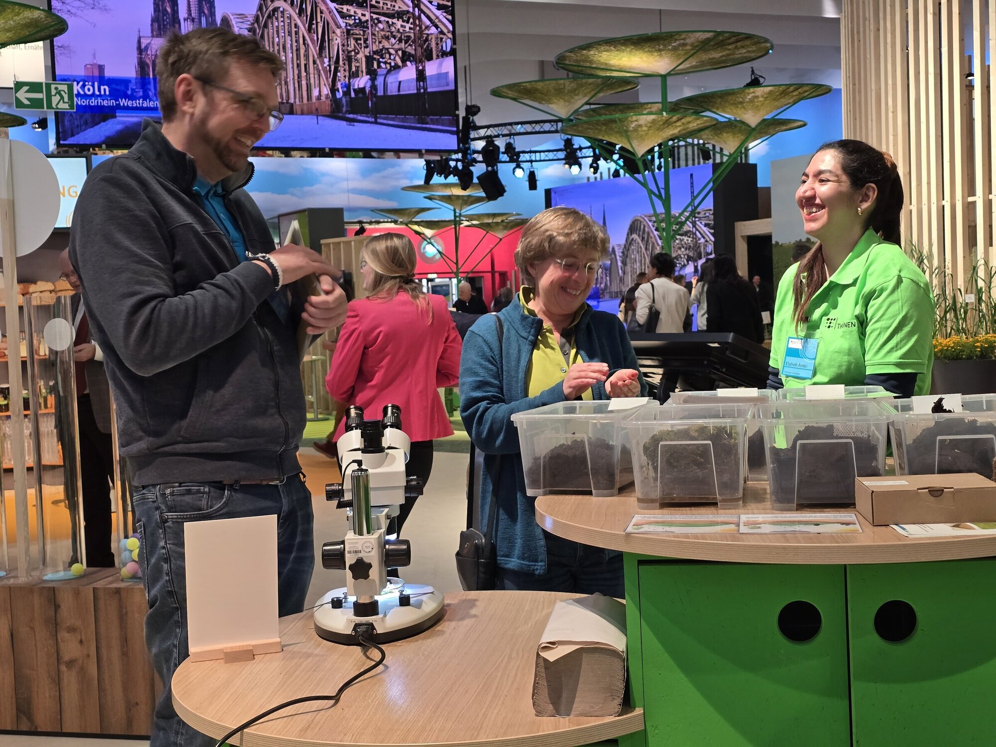 Hier können Besucher*innen echten Moorboden sehen, fühlen und riechen.