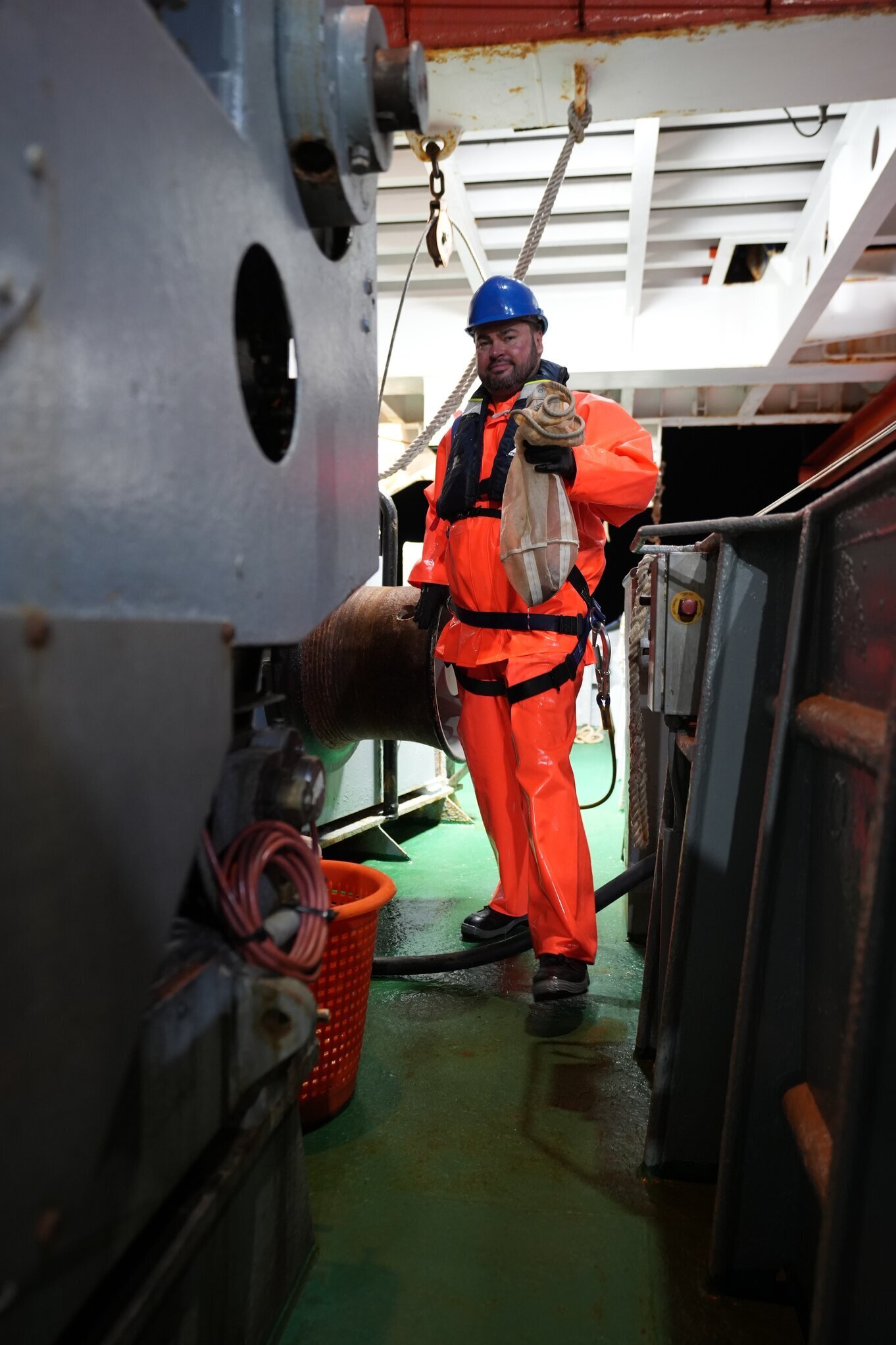 Florian Lüskow mit dem Netzbeutel des IKMT-Netzes.