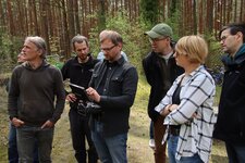 Drohnenvorführung auf dem Institutsgelände Drohnenvorführung auf dem Institutsgelände - ein Mitarbeiter der Querschnittsgruppe zeigt die Flugbilder der Drohne auf dem Bildschirm