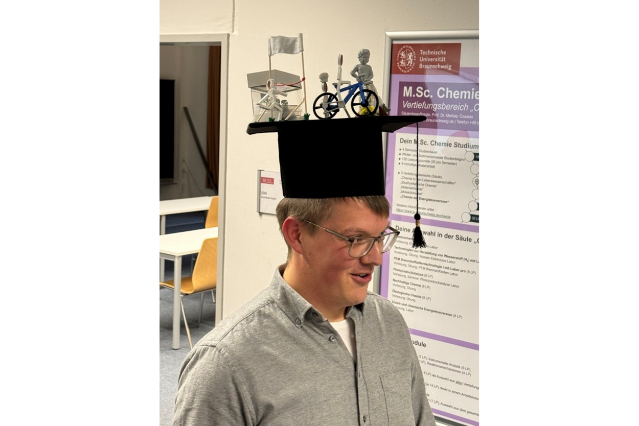 Marius Tölle and his doctoral cap.