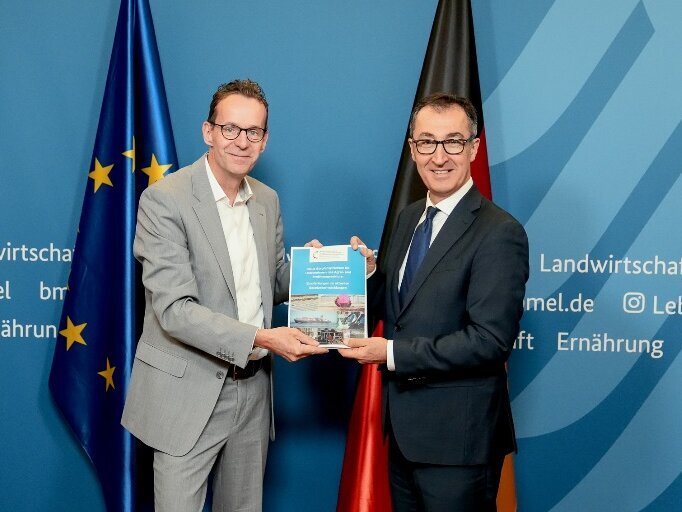 Der Vorsitzende des Beirats, Prof. Dr. Achim Spiller, übergibt die neue Stellungnahme.