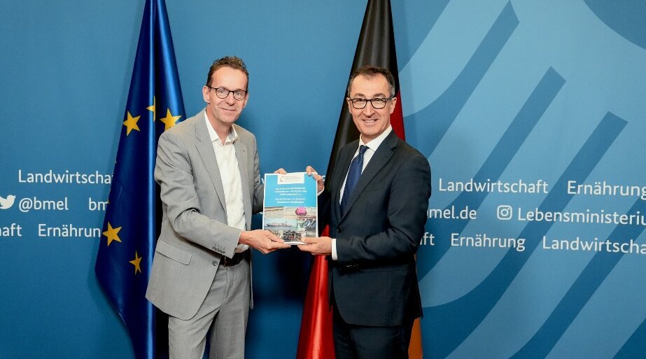 Der Vorsitzende des Beirats, Prof. Dr. Achim Spiller, übergibt die neue Stellungnahme.