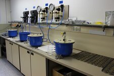 Pressure pots for determining the retention curve