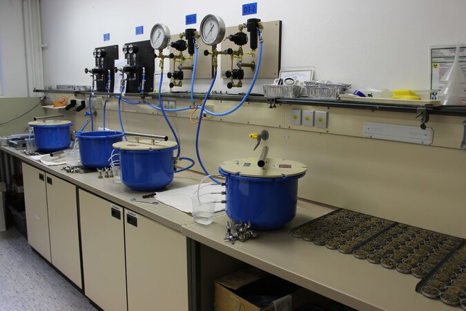 Pressure pots for determining the retention curve