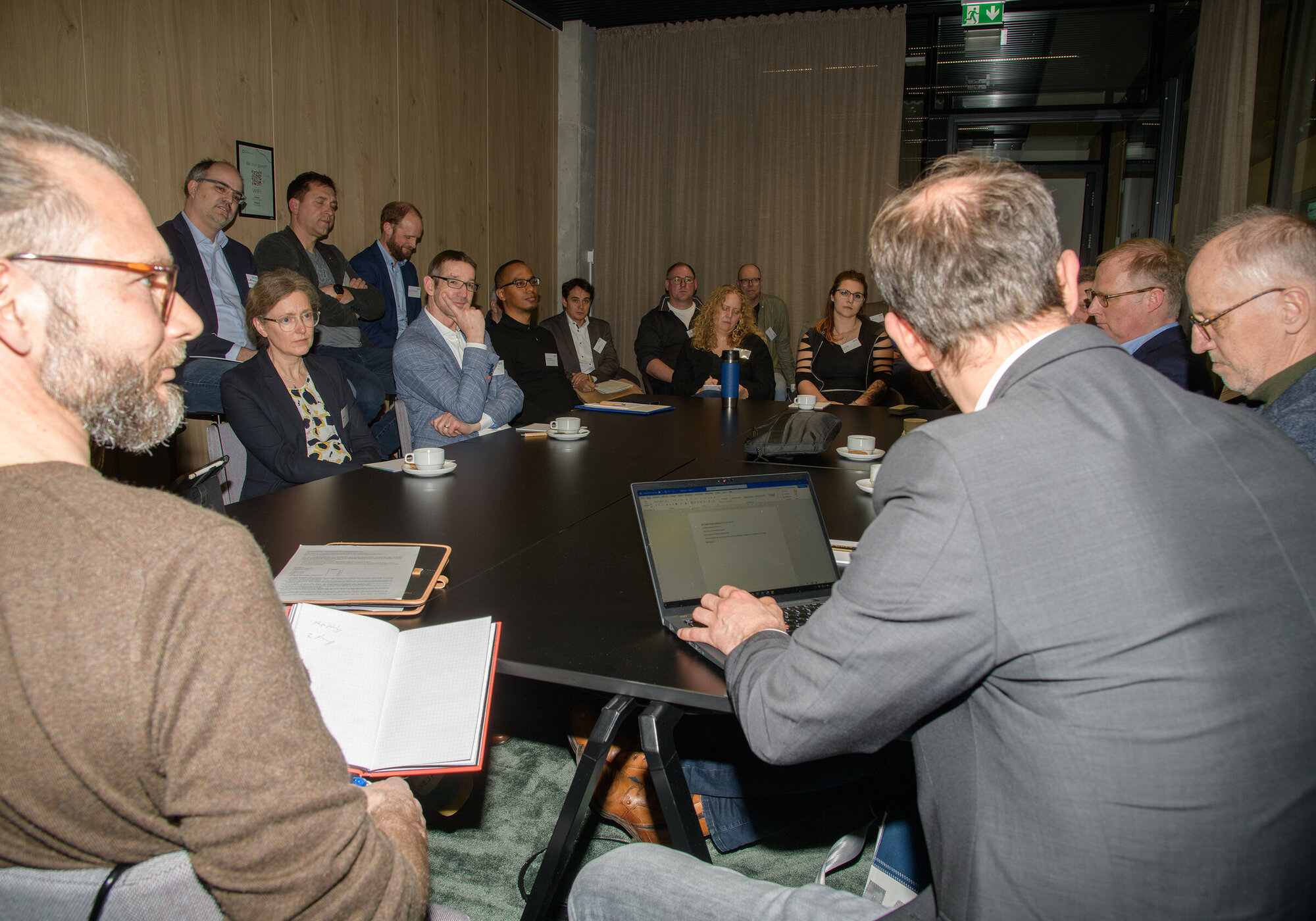Dialogue Workshop: The Fleet of the Future Several people are chatting around a table.