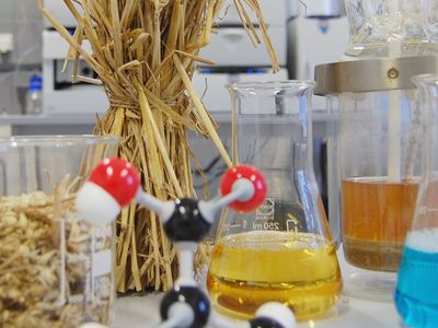 Stroh und verschiedene Chemieprodukte in einem Labor