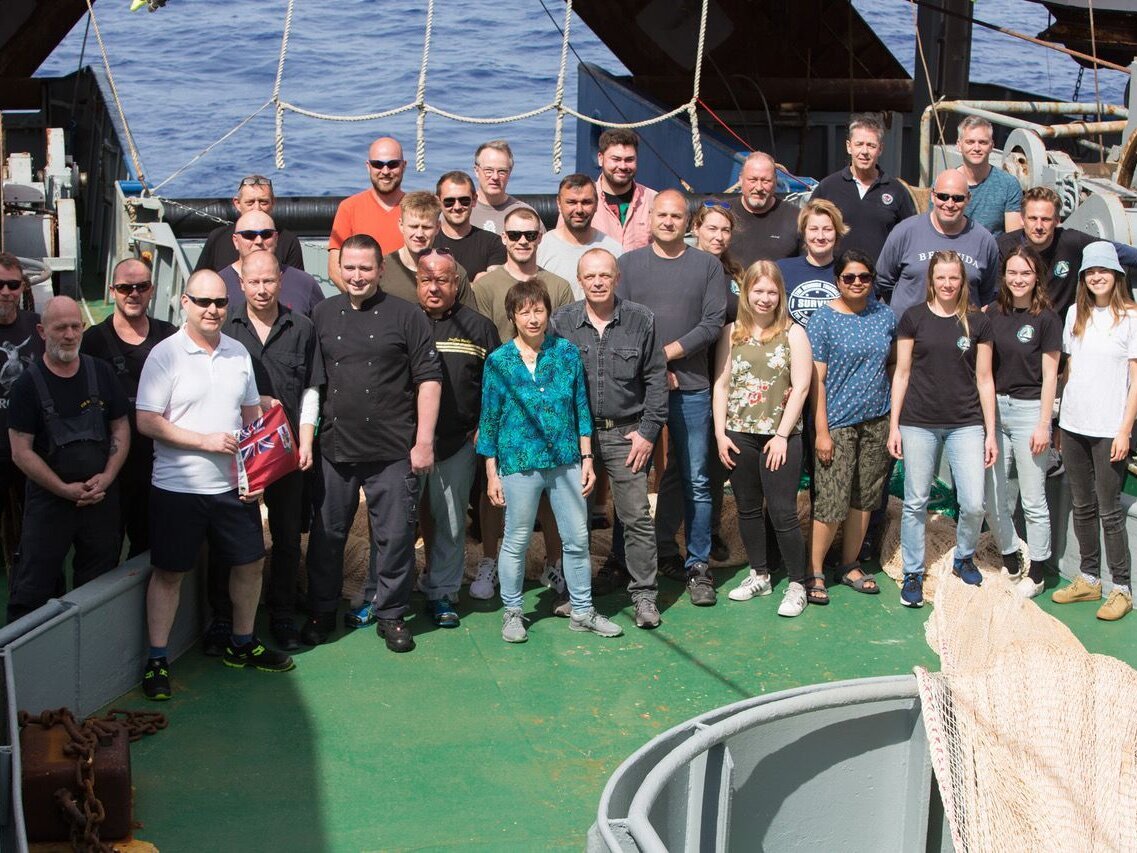 Der größte Teil der Besatzung der Walther Herwig an Deck.