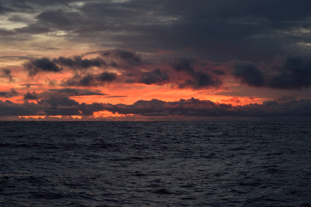 Die Sonne geht über dem Horizont auf.