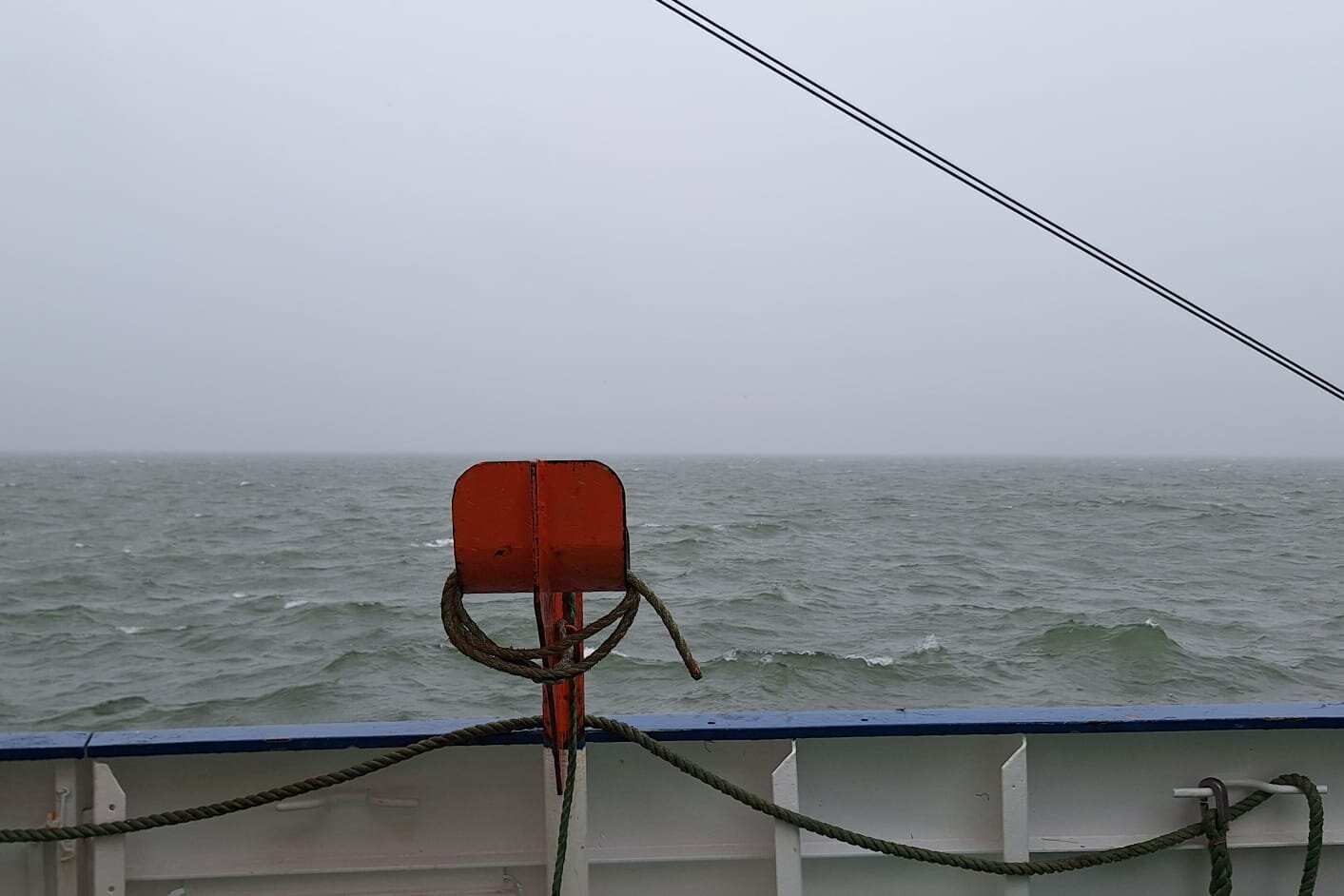 Nebel rundherum Blick von der Bordwand auf das Wasser mit einer grauen Nebelwand.