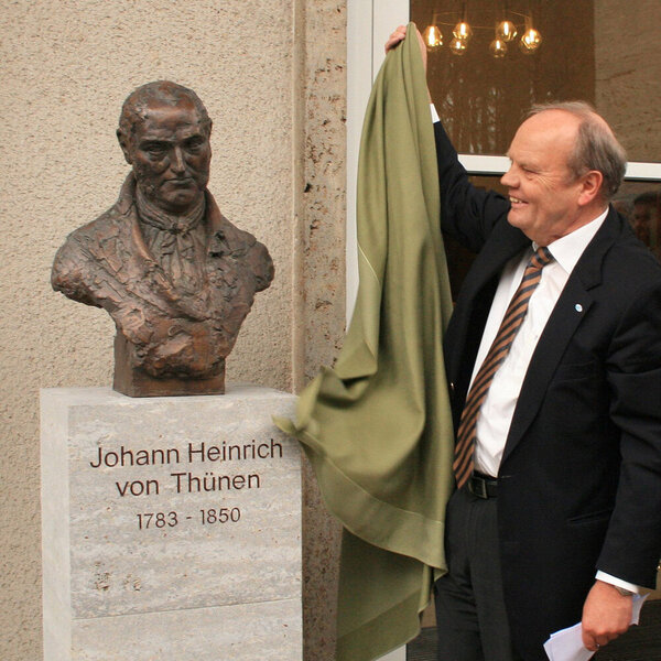 Prof. Dr. Carsten Thoroe enthüllt die Thünen-Plastik. 
