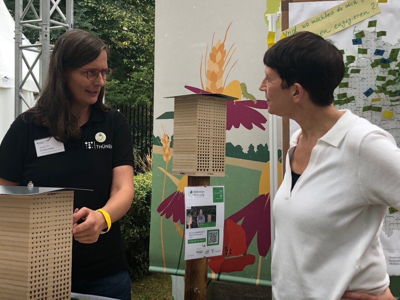 Petra Dieker vom Thünen-Institut im Gespräch mit Staatssekretärin Bender.