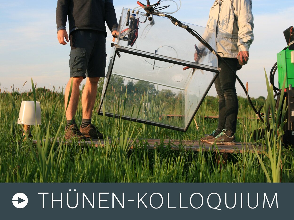 Thünen-Kolloquium-Vorlage Foto zum Thünen-Kolloquium: Zwei Personen tragen eine aus durchsichtigem Plastik bestehene Messhaube auf ein Feld.