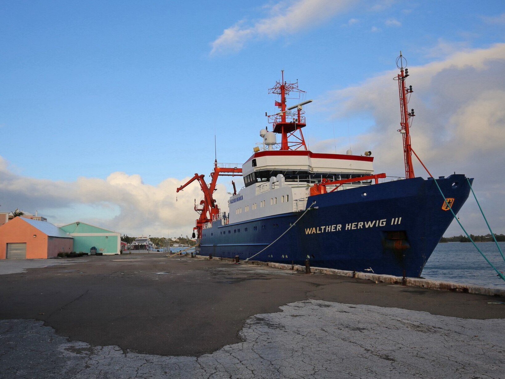 Die Walther Herwig III liegt an der Pier „Penno's Wharf“ in St. George, Bermuda.