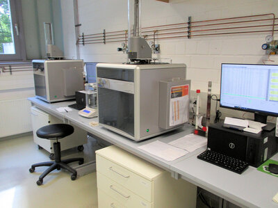 Das Foto zeigt zwei C-N Elementar-Analysatoren der Firma elementar.