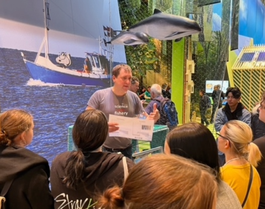 Schülerinnen und Schüler hören einem Thünen-Wissenschaftler zu.