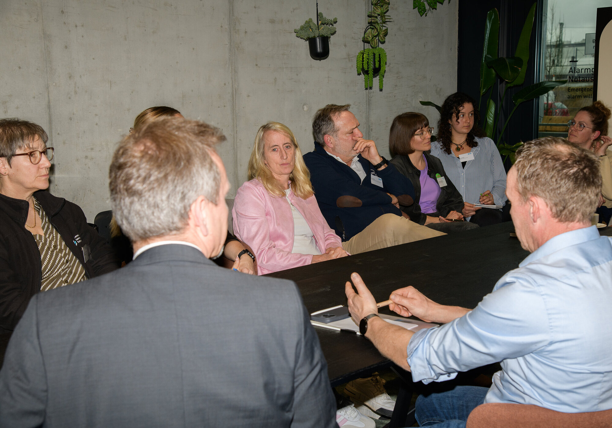 Dialogue workshop: Fishing careers of the future Several people are chatting around a table.