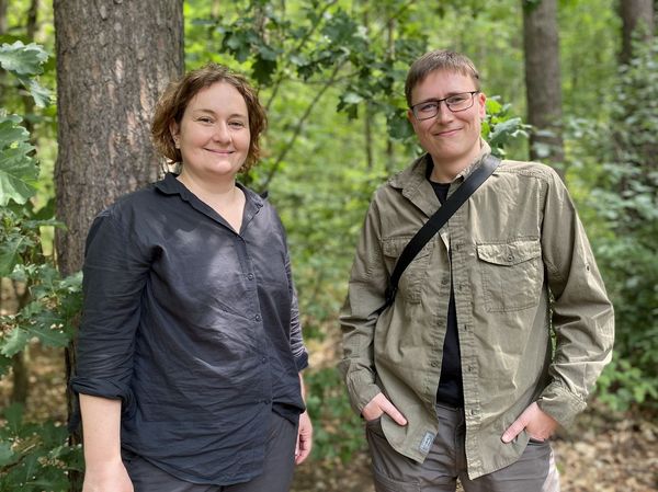 Die beiden Wissenschaftlerinnen vor Waldkulisse.