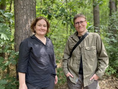 Die beiden Wissenschaftlerinnen vor Waldkulisse.
