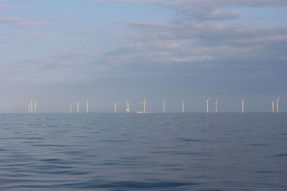 Ein Windpark in der Nordsee der deutschen Gewässer.