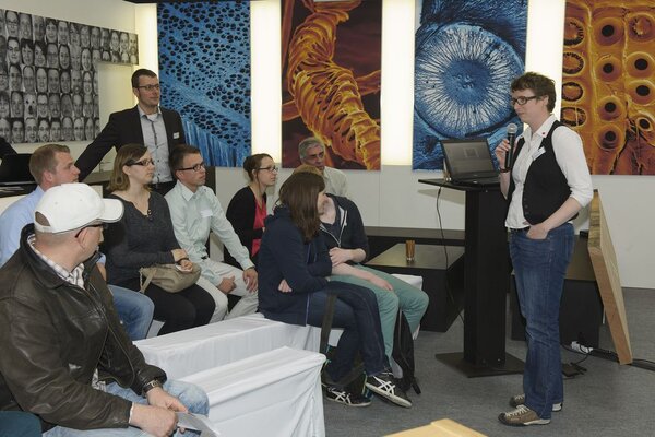 Das Bild zeigt eine Diskussion auf der Holzmesse LIGNA