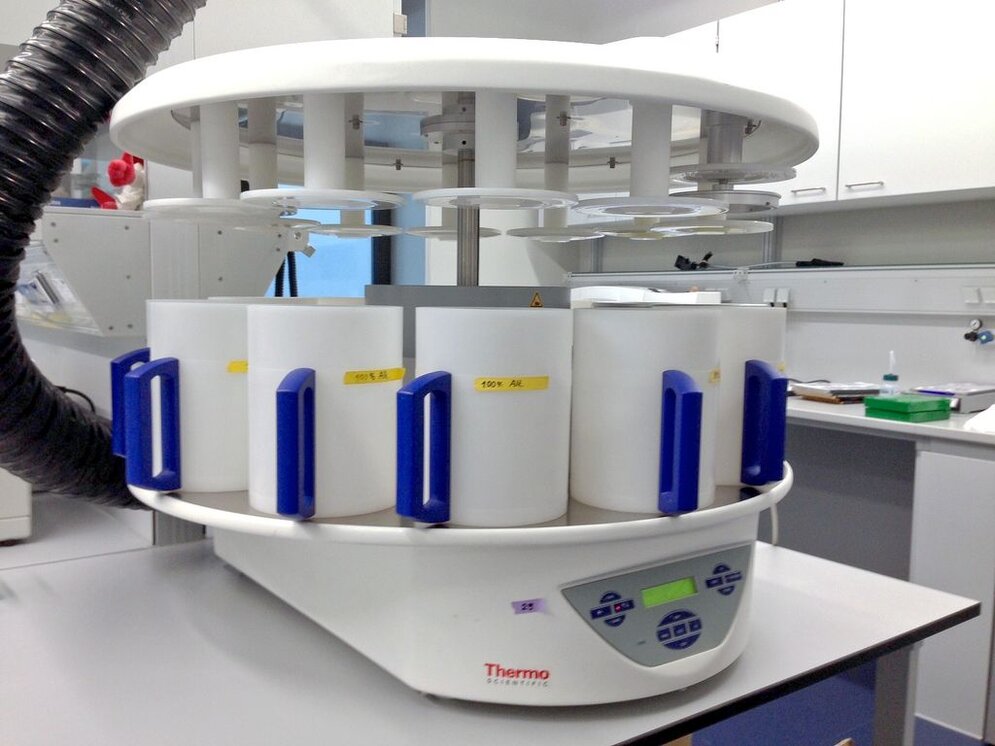 Automated carousel tissue processor