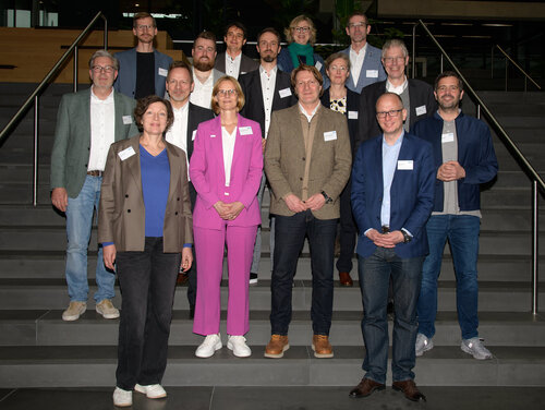 Während der Auftaktveranstaltung hat sich der neue IKTF-Beirat gegründet. Mehrere Personen auf einer Treppe.