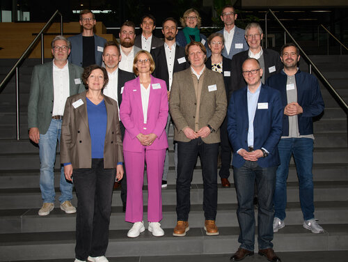 Mehrere Personen auf einer Treppe.