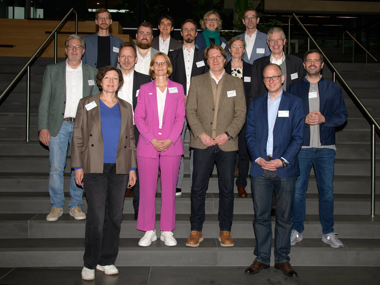 Während der Auftaktveranstaltung hat sich der neue IKTF-Beirat gegründet. Mehrere Personen auf einer Treppe.