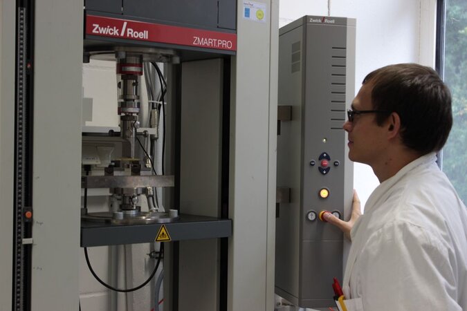 Biegeversuch mit der Materialprüfmaschine