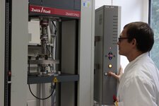 Biegeversuch mit der Materialprüfmaschine