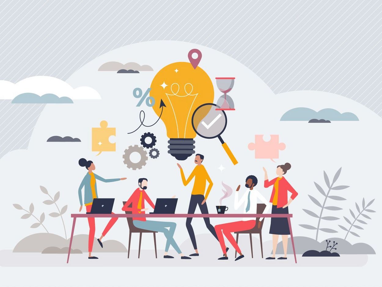 Brainstorming: Büro-Team mit neuen Ideen entwickelt in einen Prozess ein kleines Personenkonzept. Kreative und innovative Diskussion und Gespräch. Planung der Zusammenarbeit am Arbeitsplatz.