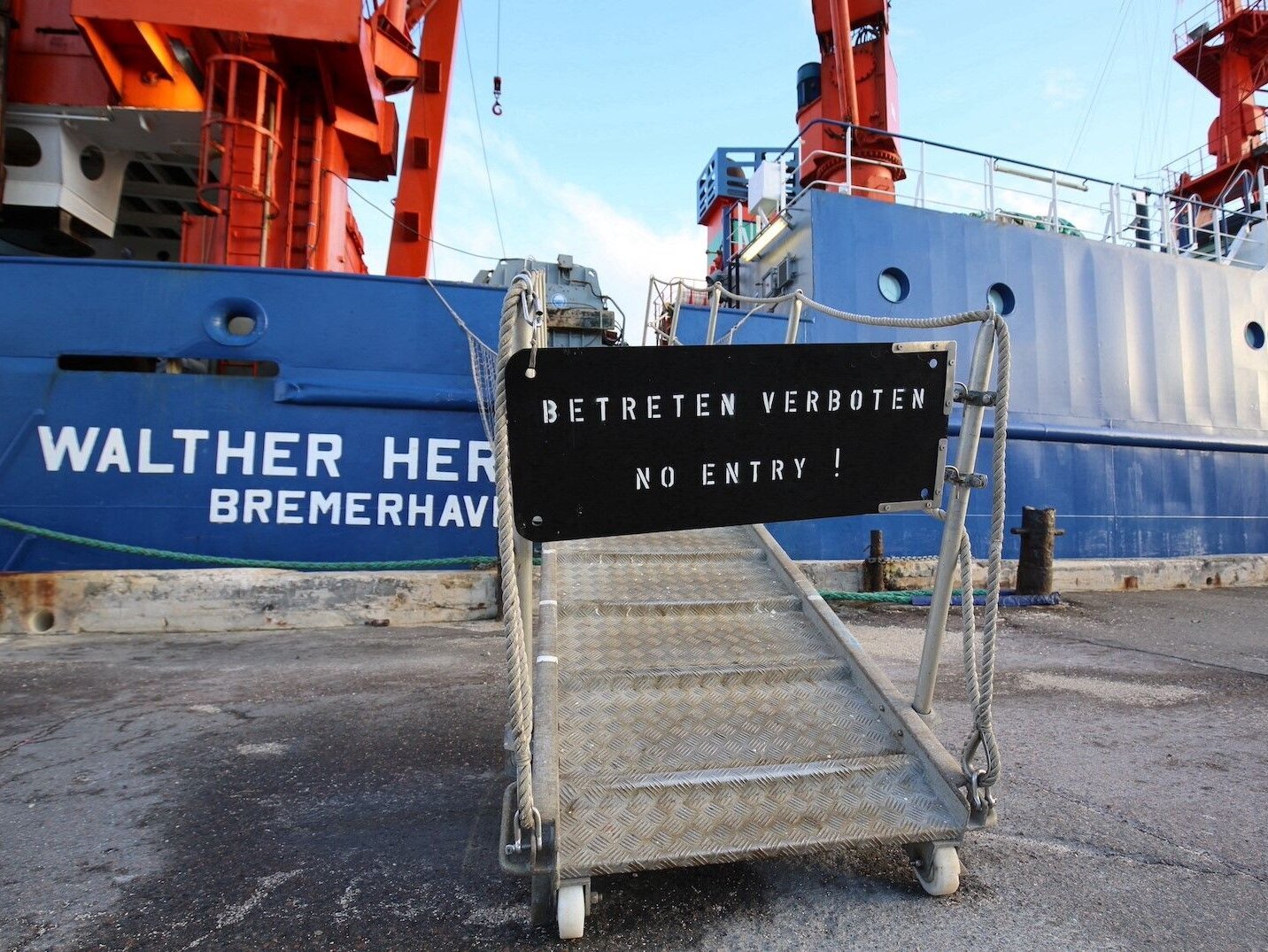 Schild mit der Beschriftung "Betreten verboten" vor der Gangway der Walther Herwig.