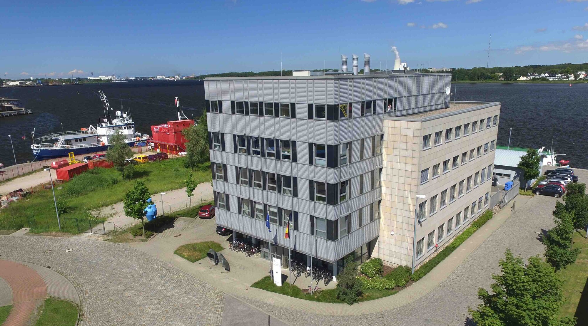 Drohnenaufnahme vom Gebäude des Thünen-Instituts für Ostseefischerei in Rostock mit Beflaggung