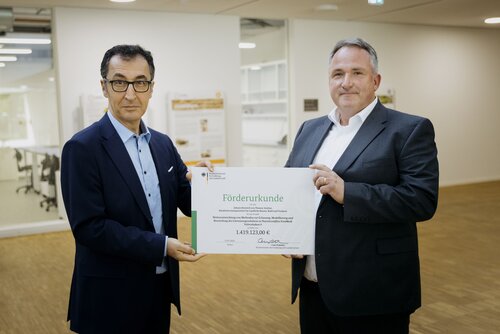 Federal Minister of Agriculture Cem Özdemir hands over the funding decision to the Thünen Institute.