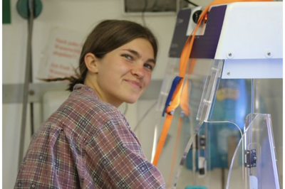 Wissenschaftlerin bei der Probenahme